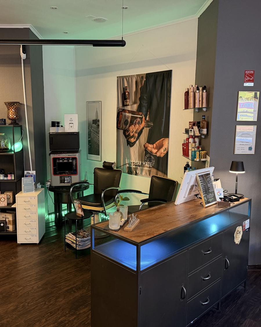 Salon HAIR and STYLE Mannheim – Empfang und Produktregale